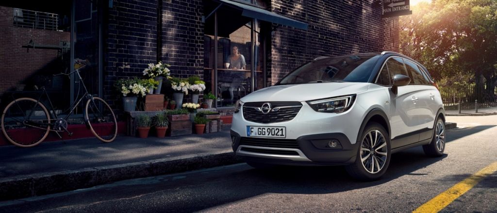 opel-crossover-feher-szinben-berelheto-budapesten